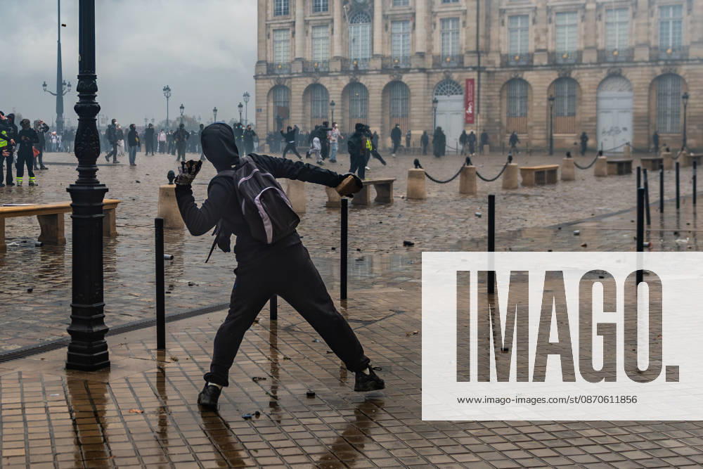 In Bordeaux, the march on the second day of protests against the rising cost of living initially proceeded peacefully. At the end of the route, violent clashes broke out on the sidelines between groups of demonstrators and law enforcement officers. Projectiles were thrown at riot police, who used tear gas to disperse the groups. Participants in the mobilization also included members of the Yellow Vests movement. Bordeaux France - ZUMAh207 20261024_zip_h207_019