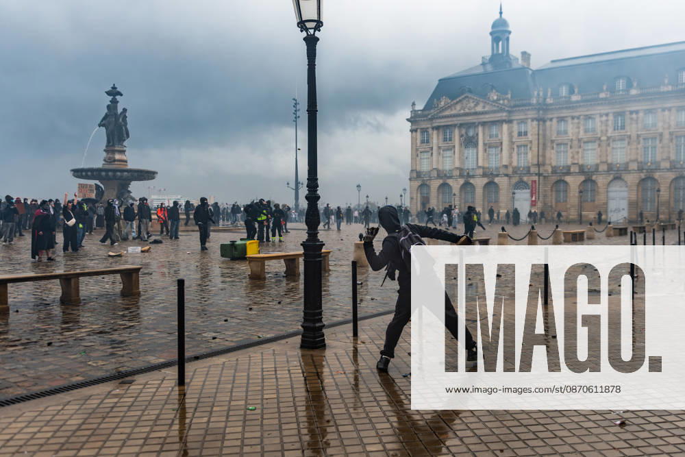 In Bordeaux, the march on the second day of protests against the rising cost of living initially proceeded peacefully. At the end of the route, violent clashes broke out on the sidelines between groups of demonstrators and law enforcement officers. Projectiles were thrown at riot police, who used tear gas to disperse the groups. Participants in the mobilization also included members of the Yellow Vests movement. Bordeaux France - ZUMAh207 20261024_zip_h207_015