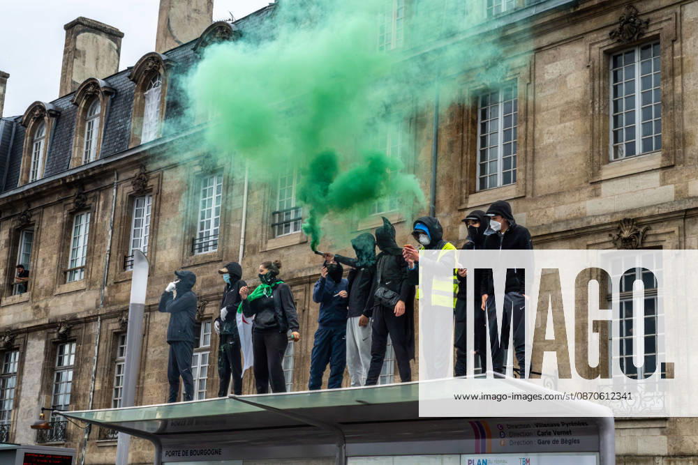 In Bordeaux, the march on the second day of protests against the rising cost of living initially proceeded peacefully. At the end of the route, violent clashes broke out on the sidelines between groups of demonstrators and law enforcement officers. Projectiles were thrown at riot police, who used tear gas to disperse the groups. Participants in the mobilization also included members of the Yellow Vests movement. Bordeaux France - ZUMAh207 20261024_zip_h207_046