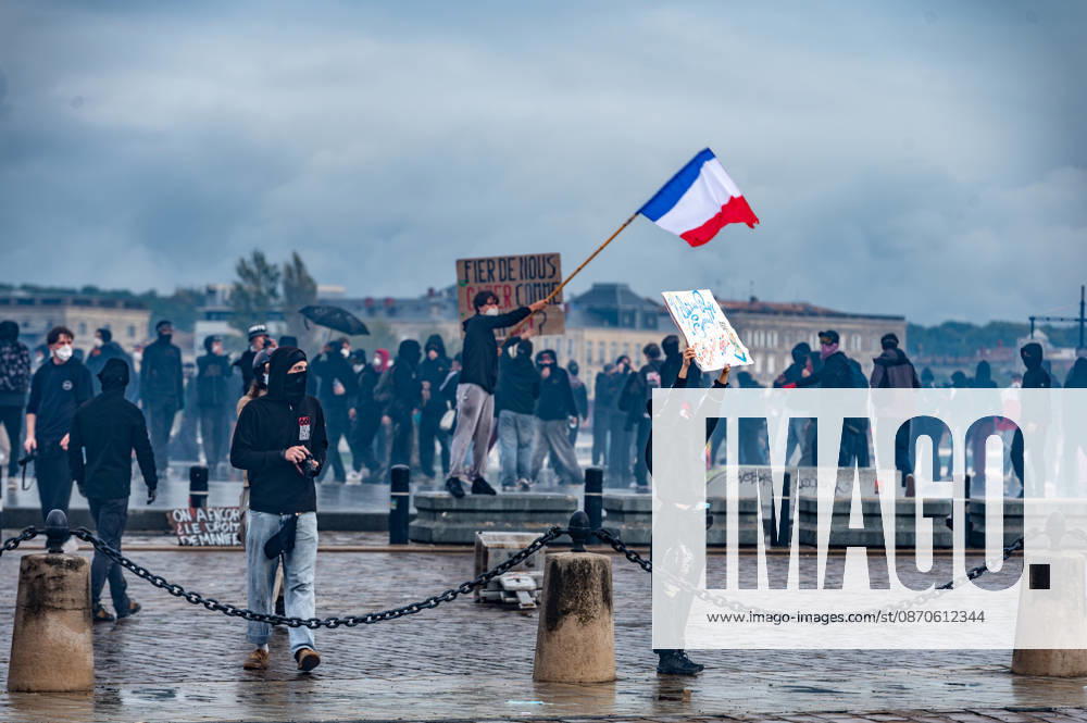 In Bordeaux, the march on the second day of protests against the rising cost of living initially proceeded peacefully. At the end of the route, violent clashes broke out on the sidelines between groups of demonstrators and law enforcement officers. Projectiles were thrown at riot police, who used tear gas to disperse the groups. Participants in the mobilization also included members of the Yellow Vests movement. Bordeaux France - ZUMAh207 20261024_zip_h207_047