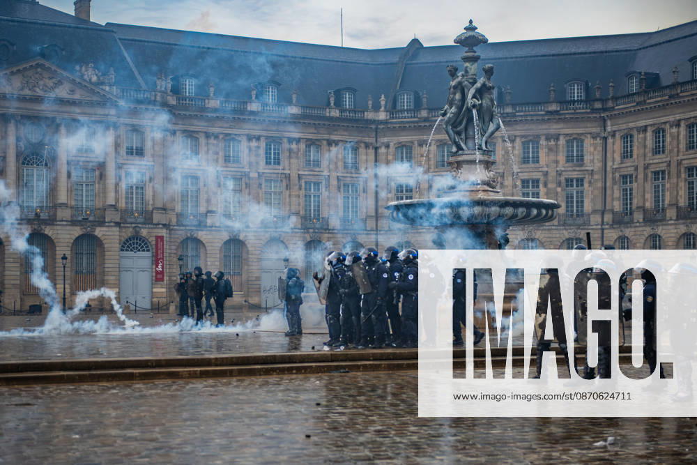 In Bordeaux, the march on the second day of protests against the rising cost of living initially proceeded peacefully. At the end of the route, violent clashes broke out on the sidelines between groups of demonstrators and law enforcement officers. Projectiles were thrown at riot police, who used tear gas to disperse the groups. Participants in the mobilization also included members of the Yellow Vests movement. Bordeaux France - ZUMAh207 20261024_zip_h207_033