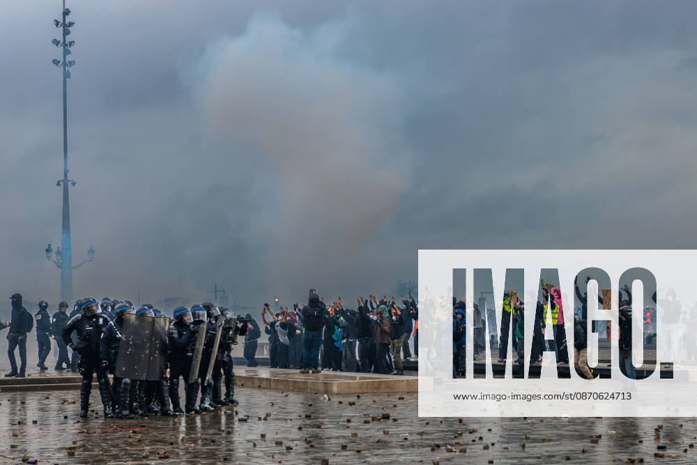 In Bordeaux, the march on the second day of protests against the rising cost of living initially proceeded peacefully. At the end of the route, violent clashes broke out on the sidelines between groups of demonstrators and law enforcement officers. Projectiles were thrown at riot police, who used tear gas to disperse the groups. Participants in the mobilization also included members of the Yellow Vests movement. Bordeaux France - ZUMAh207 20261024_zip_h207_034