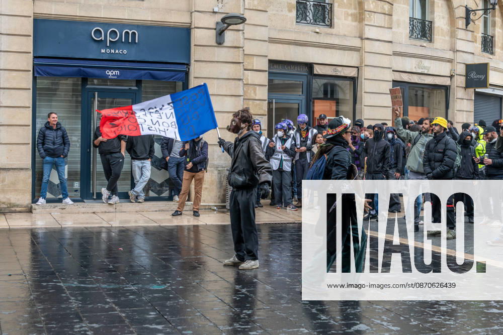 In Bordeaux, the march on the second day of protests against the rising cost of living initially proceeded peacefully. At the end of the route, violent clashes broke out on the sidelines between groups of demonstrators and law enforcement officers. Projectiles were thrown at riot police, who used tear gas to disperse the groups. Participants in the mobilization also included members of the Yellow Vests movement. Bordeaux France - ZUMAh207 20261024_zip_h207_004