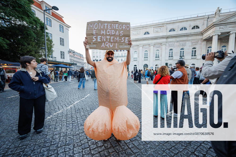 A protester holds a placard saying Montenegro e Moedas sentem-se aqui (Montenegro and Moedas sit here) at Rossio Square, during the demonstration. People march through central Lisbon during a demonstration demanding affordable housing and protesting against the rising cost of living. The protest started at Marques de Pombal and ended at Rossio Square, where demonstrators set up tents at the end of the march in protest against Portugal s housing crisis. Lisbon Portugal - ZUMAs197 20261024_aaa_s197_616