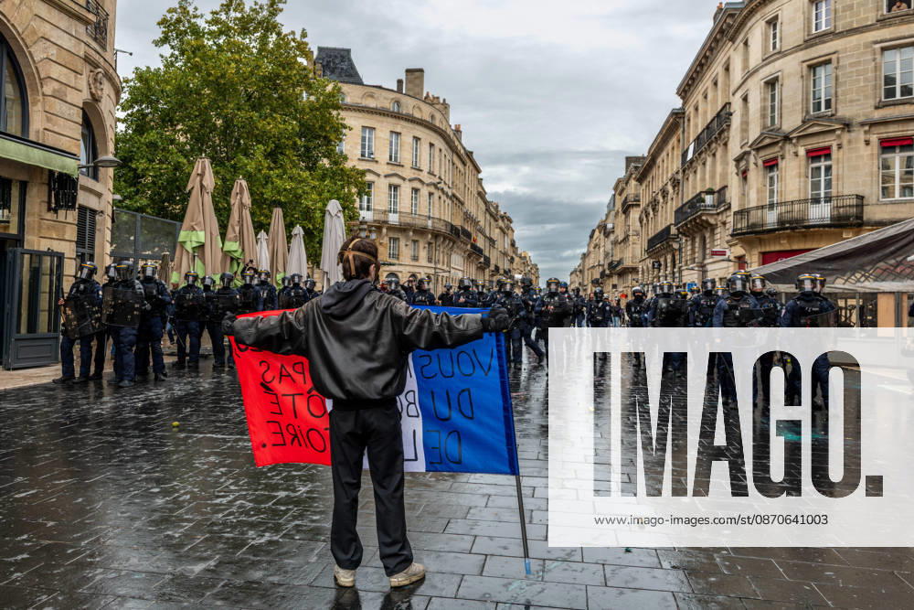 In Bordeaux, the march on the second day of protests against the rising cost of living initially proceeded peacefully. At the end of the route, violent clashes broke out on the sidelines between groups of demonstrators and law enforcement officers. Projectiles were thrown at riot police, who used tear gas to disperse the groups. Participants in the mobilization also included members of the Yellow Vests movement. Bordeaux France - ZUMAh207 20261024_zip_h207_001