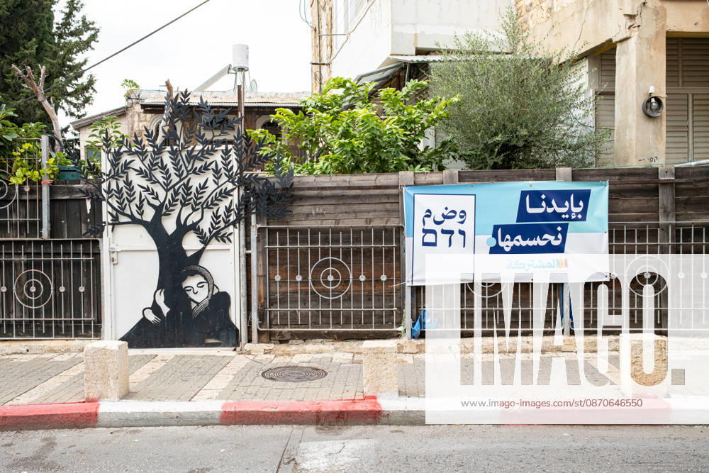Wahlen in Israel 2026. Israel, Haifa am 24. Oktober, 2026: Wahlplakat der arabischen Parteienallianz Vereinte Liste im überwiegend von arabischen Bürgern bewohnten Stadtteil Wadi Nisnas in Haifa. Der Slogan lautet sinngemäß: Wir bestimmen selbst. oder Wir entscheiden selbst..