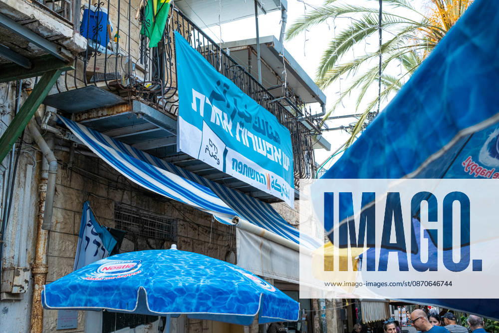 Wahlen in Israel 2026. Israel, Haifa am 24. Oktober, 2026: Wahlplakat der arabischen Parteienallianz Vereinte Liste an einem Gebäude im überwiegend von arabischen Bürgern bewohnten Stadtteil Wadi Nisnas in Haifa. Der Slogan lautet auf Arabisch und Hebräisch: Es gibt eine andere Wahl.