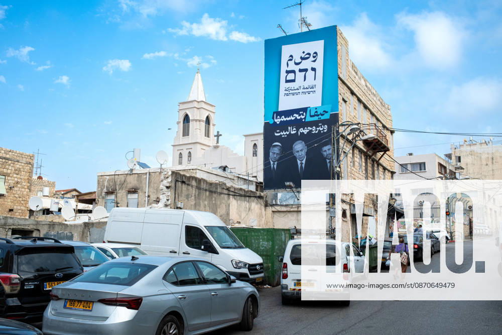Wahlen in Israel 2026. Israel, Haifa am 24. Oktober, 2026: Riesen Wahlplakat der arabischen Parteienallianz Vereinte Liste , gespannt an eine Hausrücken im überwiegend von arabischen Bürgern bewohnten Stadtteil Wadi Nisnas in Haifa. Der Slogan lautet auf Arabisch sinngemäß: Haifa wird es entscheiden und sie nach Hause schicken. Gemeint sind die Politiker Itamar Ben-Gvir, Benjamin Netanjahu und Bezalel Smotrich, deren Porträts auf dem Plakat in Schwarz-Weiß abgebildet sind.