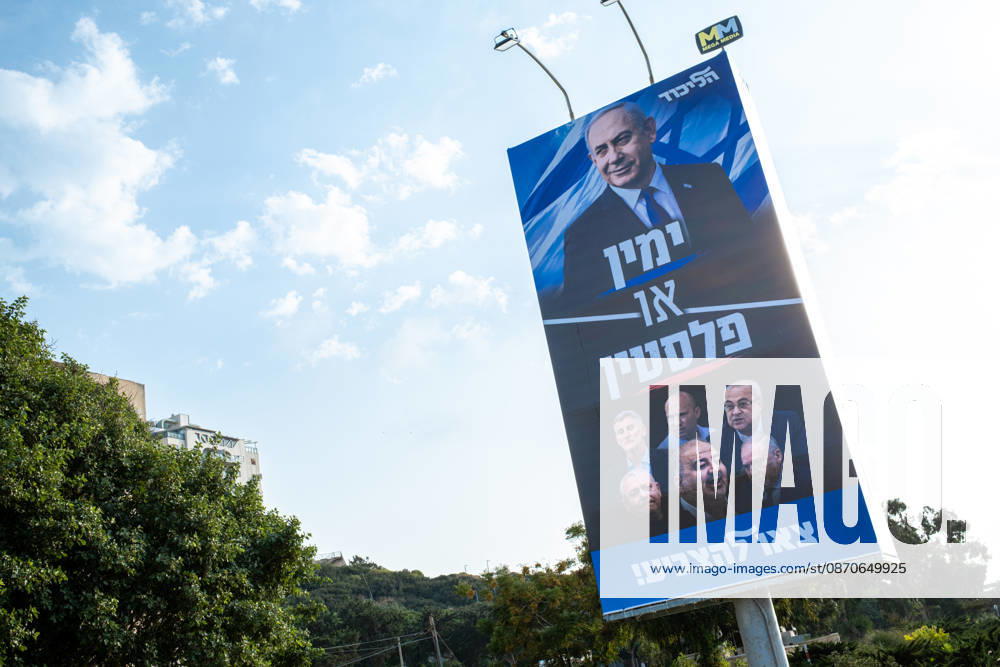 Wahlen in Israel 2026. Israel, Haifa am 24. Oktober, 2026: Großformatiges Wahlplakat der Likud-Partei von Benjamin Netanjahu an einer Schnellstraße. Der Slogan lautet: Rechts oder Palästina. Geht wählen!. Darunter sind portraits der politische Opposition, Yair Golan (Die Demokraten), Naftali Bennett (Bejachad ), Ahmad Tibi (TaÊ¿al, Vereinte Liste), Gadi Eizenkot (Jaschar), Mansour Abbas (Ra am) und Avigdor Lieberman (Israel Beitenu).