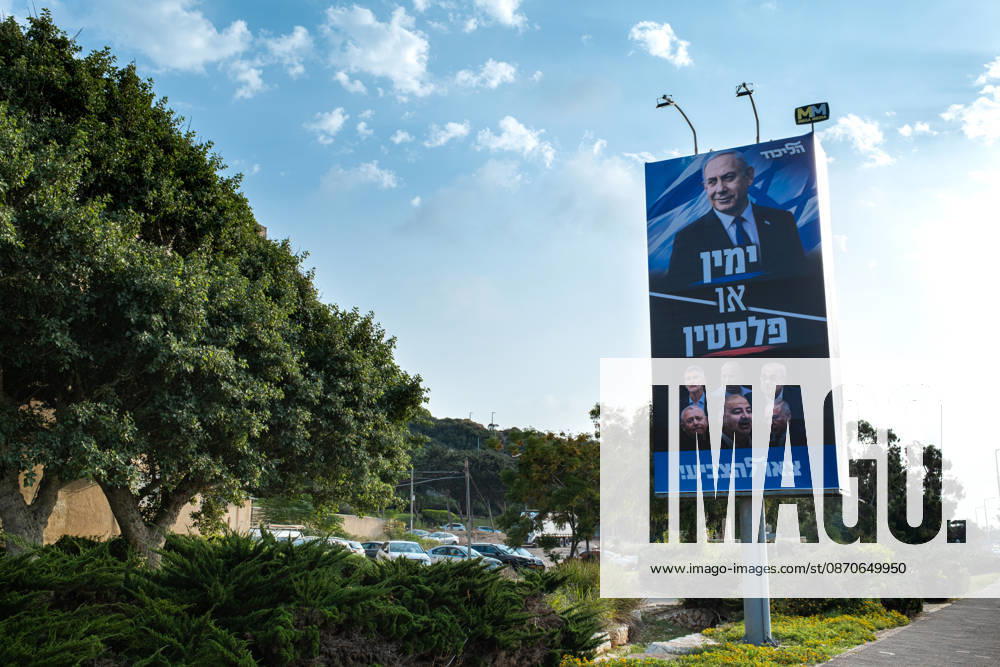 Wahlen in Israel 2026. Israel, Haifa am 24. Oktober, 2026: Großformatiges Wahlplakat der Likud-Partei von Benjamin Netanjahu an einer Schnellstraße. Der Slogan lautet: Rechts oder Palästina. Geht wählen!. Darunter sind portraits der politische Opposition, Yair Golan (Die Demokraten), Naftali Bennett (Bejachad ), Ahmad Tibi (TaÊ¿al, Vereinte Liste), Gadi Eizenkot (Jaschar), Mansour Abbas (Ra am) und Avigdor Lieberman (Israel Beitenu).