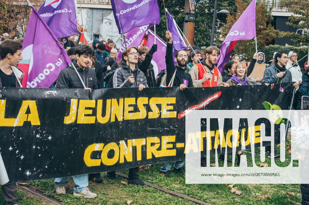 Yellow Vests Protest Act II - Grenoble A new day of mobilization took place on Saturday, October 24, called by the Yellow Vests (Gilets jaunes) and supported by high school students, university students, and labor unions, to protest against the high cost of living. A significant security presence was deployed. Nevertheless, clashes between masked individuals and law enforcement occurred on the fringes of the march. Photo by Leo Previtali ABACAPRESS.COM Grenoble France