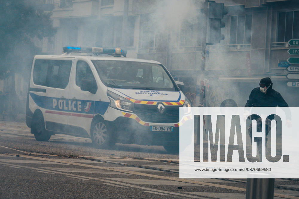 Yellow Vests Protest Act II - Grenoble A new day of mobilization took place on Saturday, October 24, called by the Yellow Vests (Gilets jaunes) and supported by high school students, university students, and labor unions, to protest against the high cost of living. A significant security presence was deployed. Nevertheless, clashes between masked individuals and law enforcement occurred on the fringes of the march. Photo by Leo Previtali ABACAPRESS.COM Grenoble France