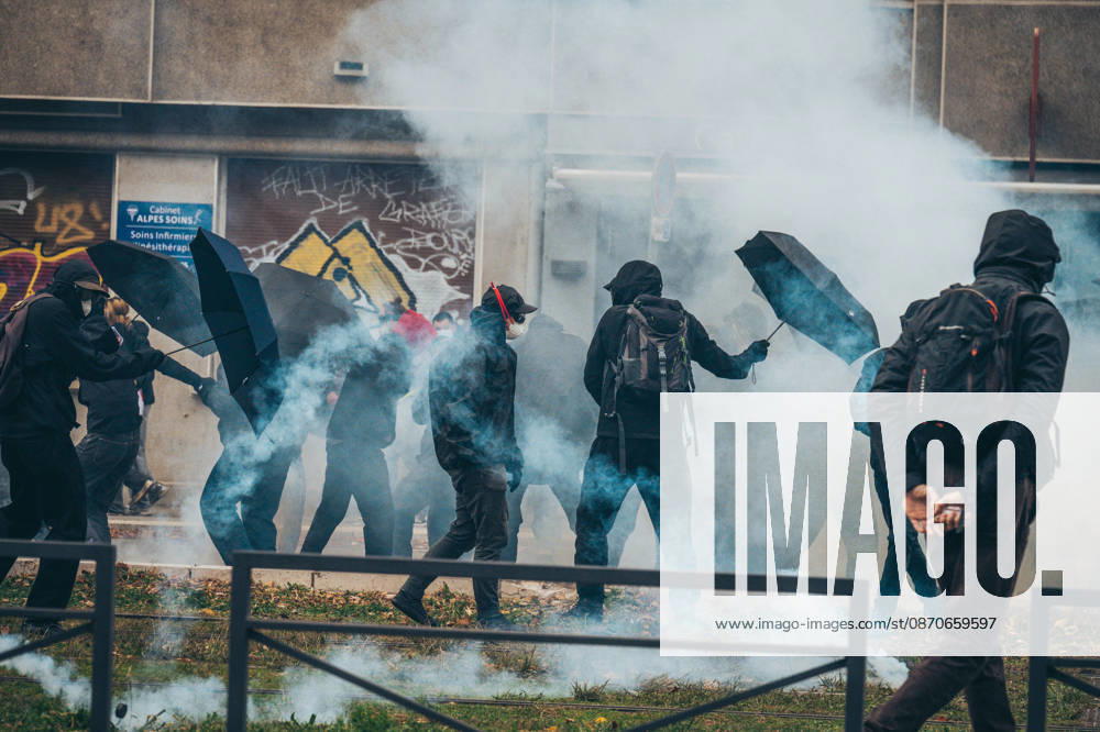 Yellow Vests Protest Act II - Grenoble A new day of mobilization took place on Saturday, October 24, called by the Yellow Vests (Gilets jaunes) and supported by high school students, university students, and labor unions, to protest against the high cost of living. A significant security presence was deployed. Nevertheless, clashes between masked individuals and law enforcement occurred on the fringes of the march. Photo by Leo Previtali ABACAPRESS.COM Grenoble France