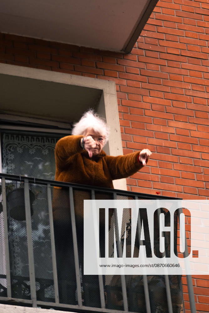 Yellow Vests Protest Act II - Paris A resident gestures from her balcony as the march passes. Paris, France, on October 24, 2026, during a demonstration held a week after the October 17 mobilisation. The march was generally calm and accompanied by police. Photo by Jules Bernard ABACAPRESS.COM Photo by Jules Bernard ABACAPRESS.COM Paris Île-de-France France