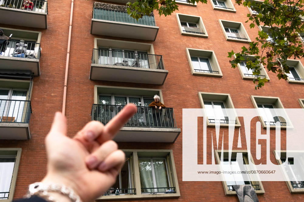 Yellow Vests Protest Act II - Paris A resident stands on her balcony, with a raised hand visible in the foreground among the marchers. Paris, France, on October 24, 2026, during a demonstration held a week after the October 17 mobilisation. The march was generally calm and accompanied by police. Photo by Jules Bernard ABACAPRESS.COM Photo by Jules Bernard ABACAPRESS.COM Paris Île-de-France France
