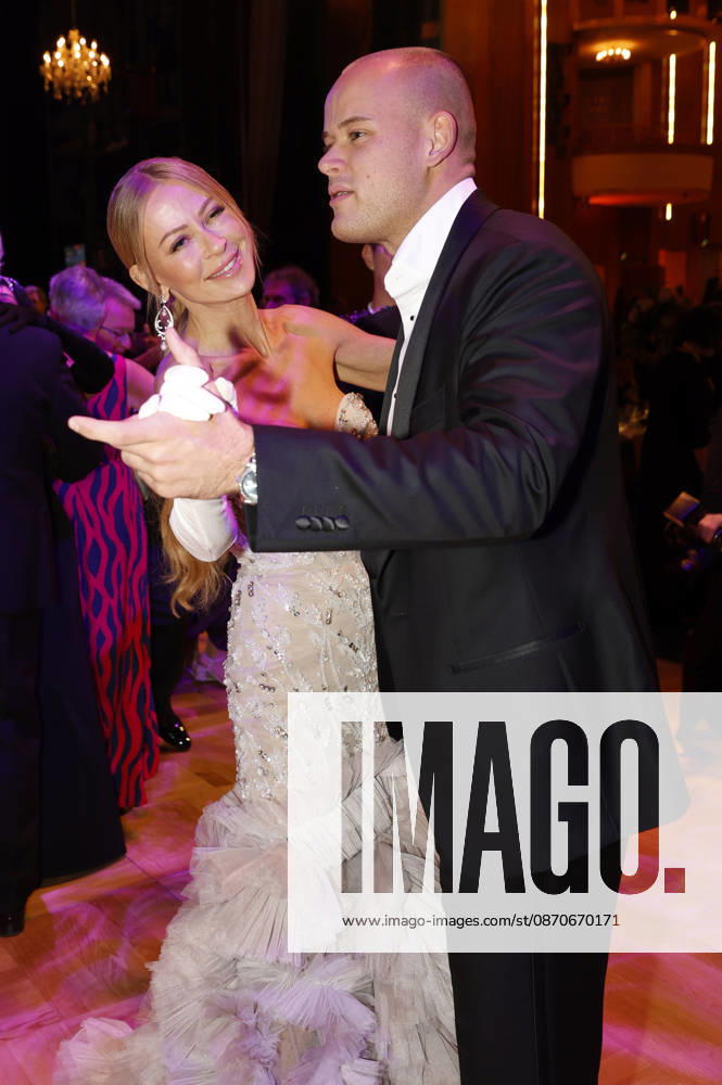 Jenny Elvers mit Sohn Paul Jolig beim 31. Leipziger Opernball 2026 in der Oper Leipzig. Leipzig
