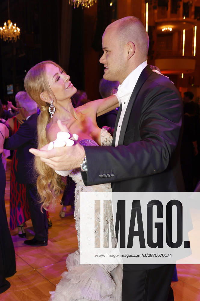 Jenny Elvers mit Sohn Paul Jolig beim 31. Leipziger Opernball 2026 in der Oper Leipzig. Leipzig