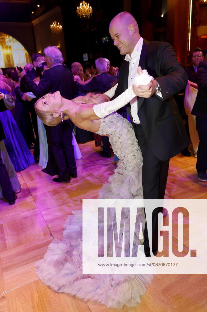 Jenny Elvers mit Sohn Paul Jolig beim 31. Leipziger Opernball 2026 in der Oper Leipzig. Leipzig