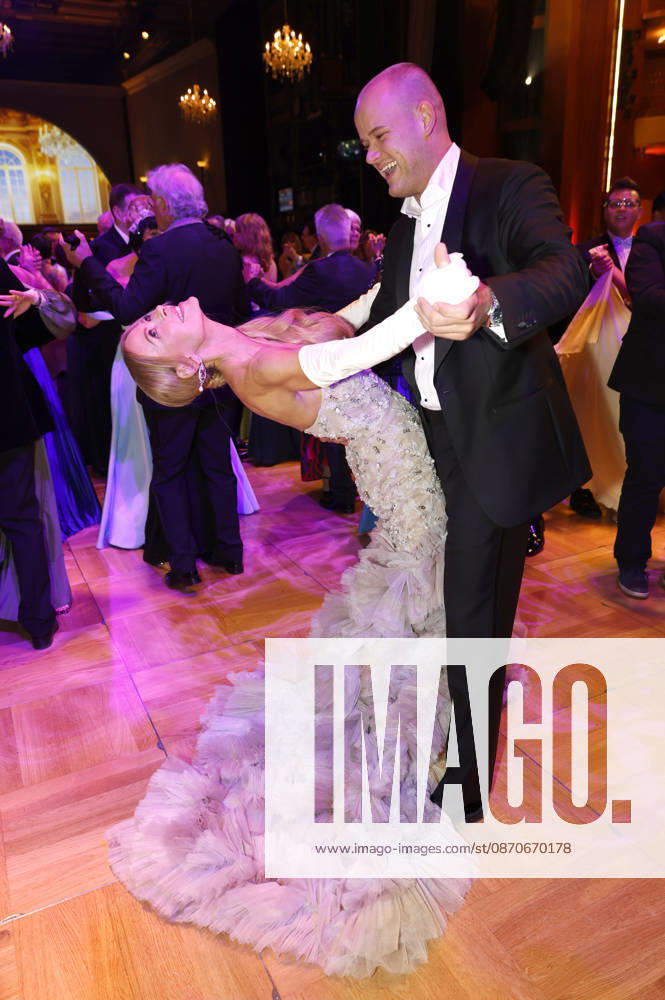 Jenny Elvers mit Sohn Paul Jolig beim 31. Leipziger Opernball 2026 in der Oper Leipzig. Leipzig