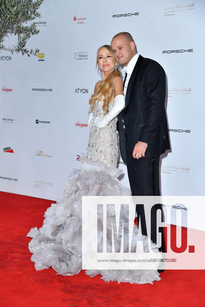 Jenny Elvers mit Sohn Paul Jolig beim Leipziger Opernball 2026 in der Oper Leipzig am 24.10.2026