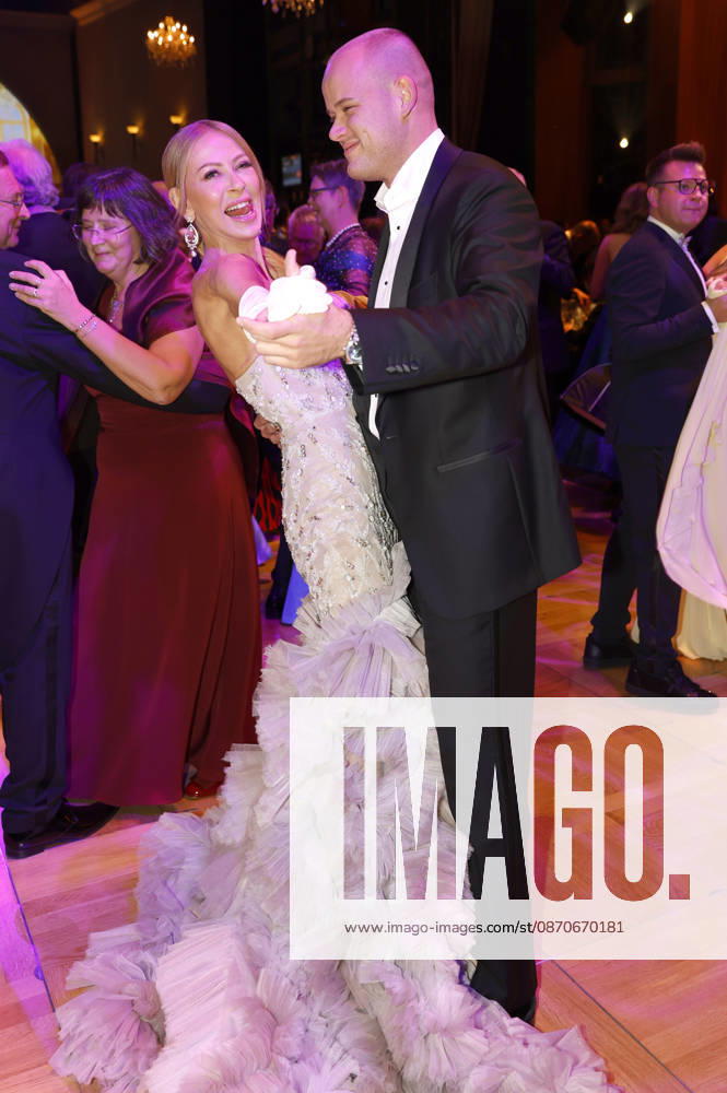 Jenny Elvers mit Sohn Paul Jolig beim 31. Leipziger Opernball 2026 in der Oper Leipzig. Leipzig