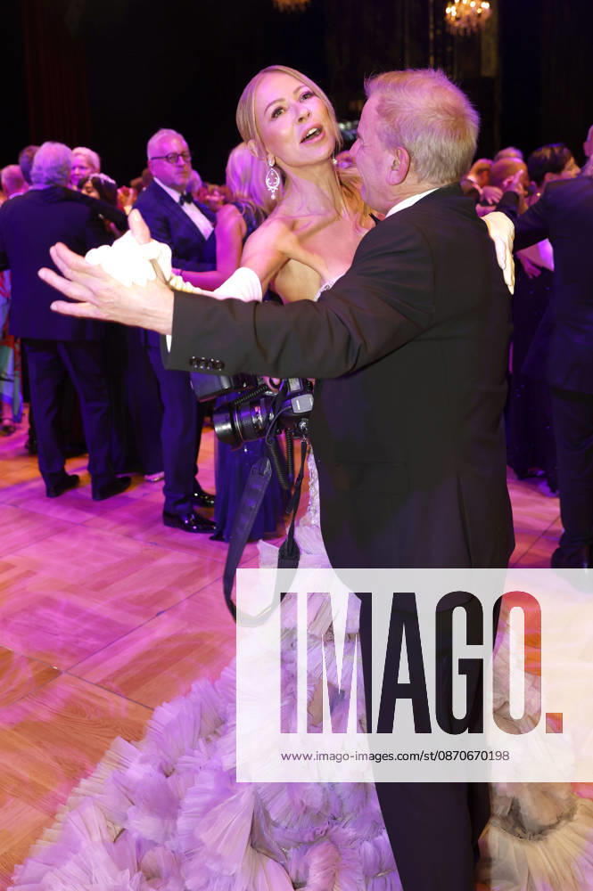 Jenny Elvers mit Gast beim 31. Leipziger Opernball 2026 in der Oper Leipzig. Leipzig