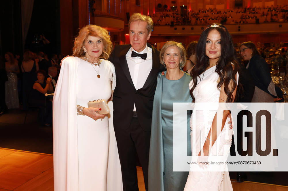 Vivian Honert-Boddin und Maxi Fenger mit Gästen beim 31. Leipziger Opernball 2026 in der Oper Leipzig. Leipzig