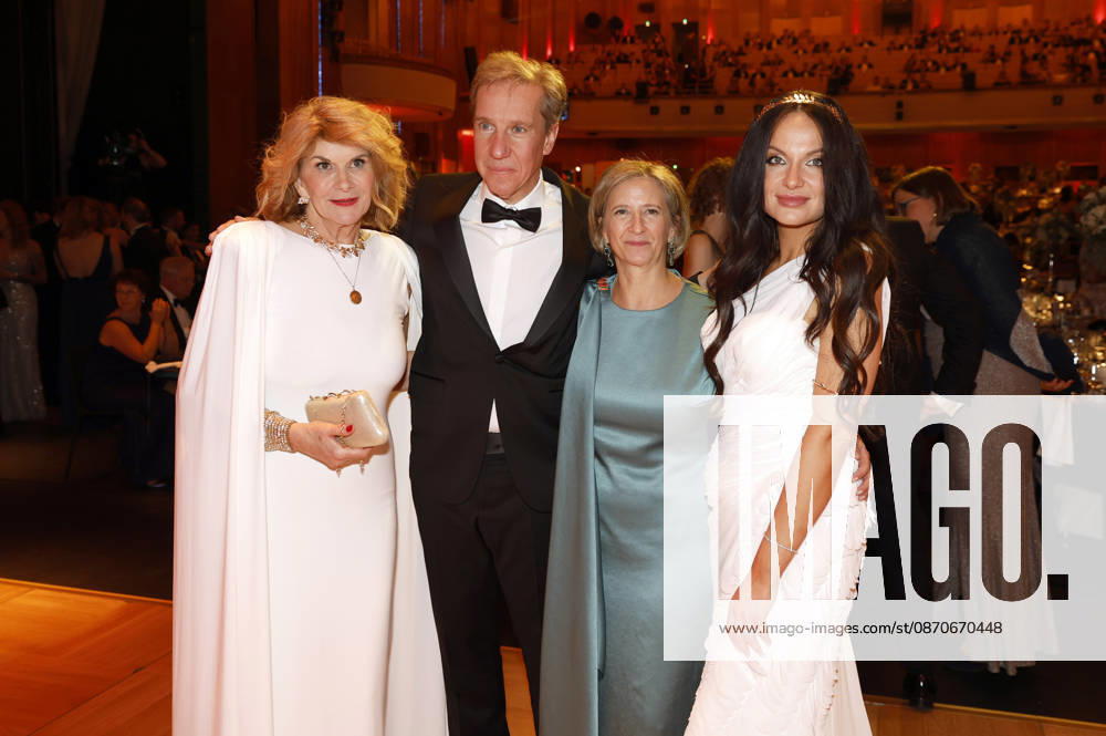 Vivian Honert-Boddin und Maxi Fenger mit Gästen beim 31. Leipziger Opernball 2026 in der Oper Leipzig. Leipzig