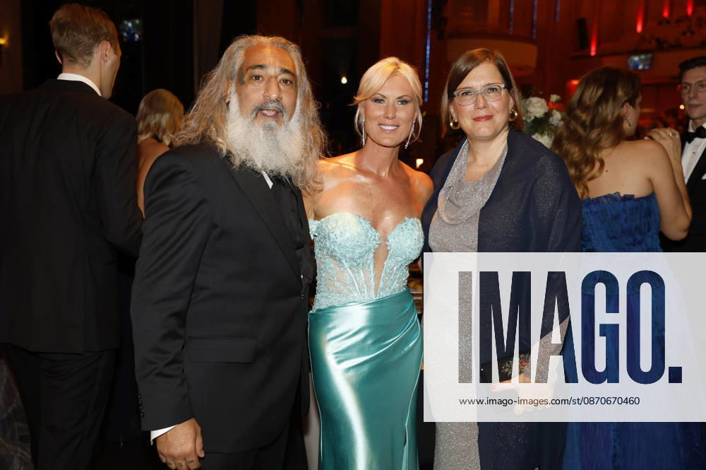 Senay Gueler, Kamilla Senjo und Gast beim 31. Leipziger Opernball 2026 in der Oper Leipzig. Leipzig