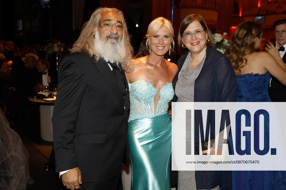 Senay Gueler, Kamilla Senjo und Gast beim 31. Leipziger Opernball 2026 in der Oper Leipzig. Leipzig