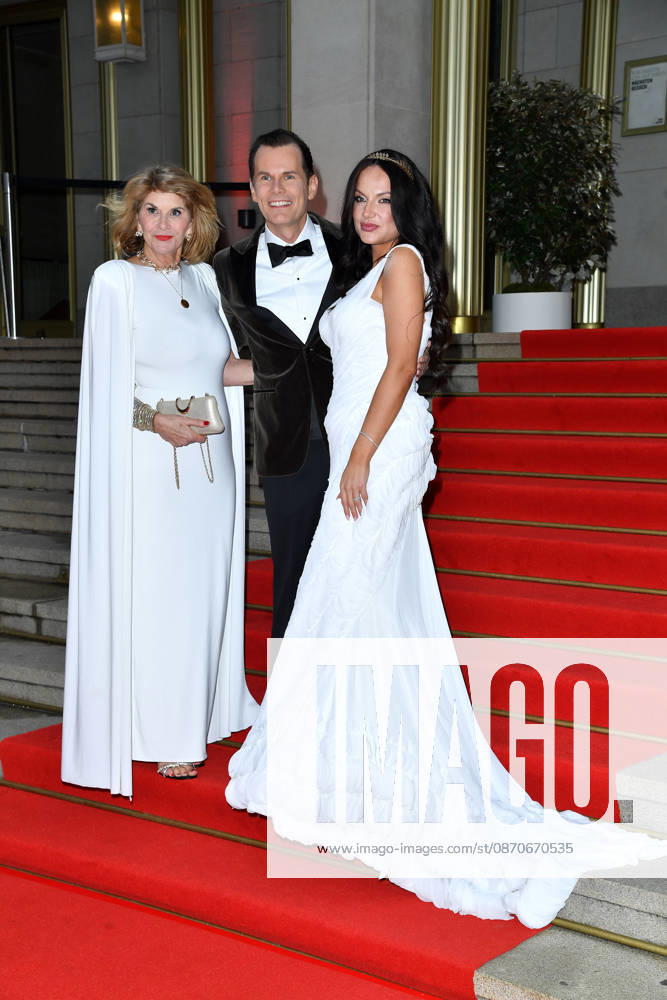 Vivian Honert-Boddin, Malte Arkona und Maxi Fenger beim Leipziger Opernball 2026 in der Oper Leipzig am 24.10.2026