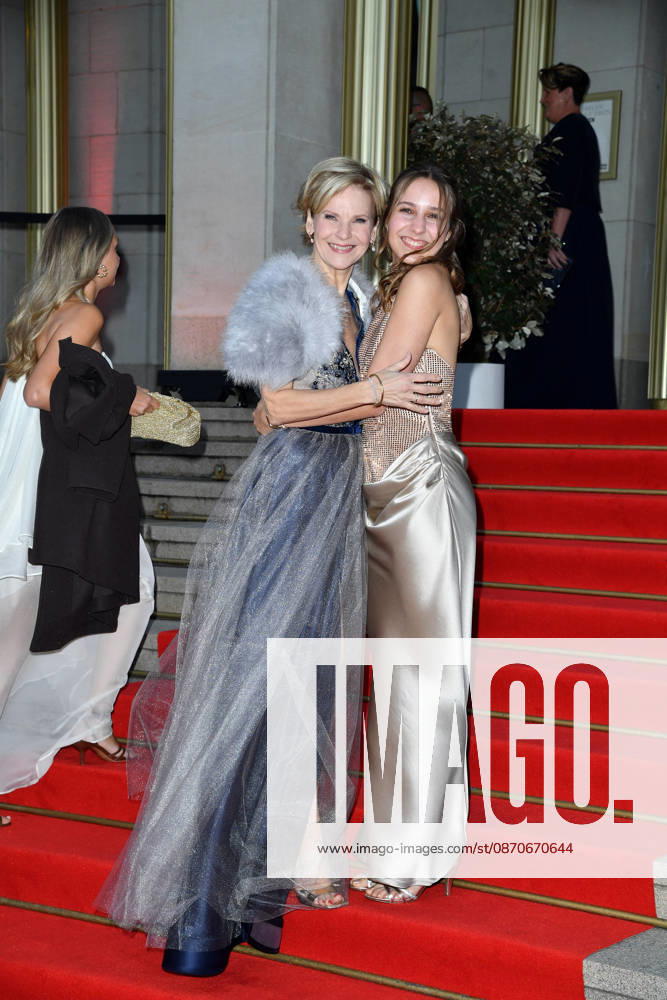 Andrea Kathrin Loewig mit Tochter Josephine Emilia Loewig beim Leipziger Opernball 2026 in der Oper Leipzig am 24.10.2026