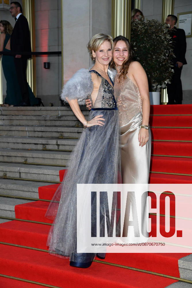 Andrea Kathrin Loewig mit Tochter Josephine Emilia Loewig beim Leipziger Opernball 2026 in der Oper Leipzig am 24.10.2026