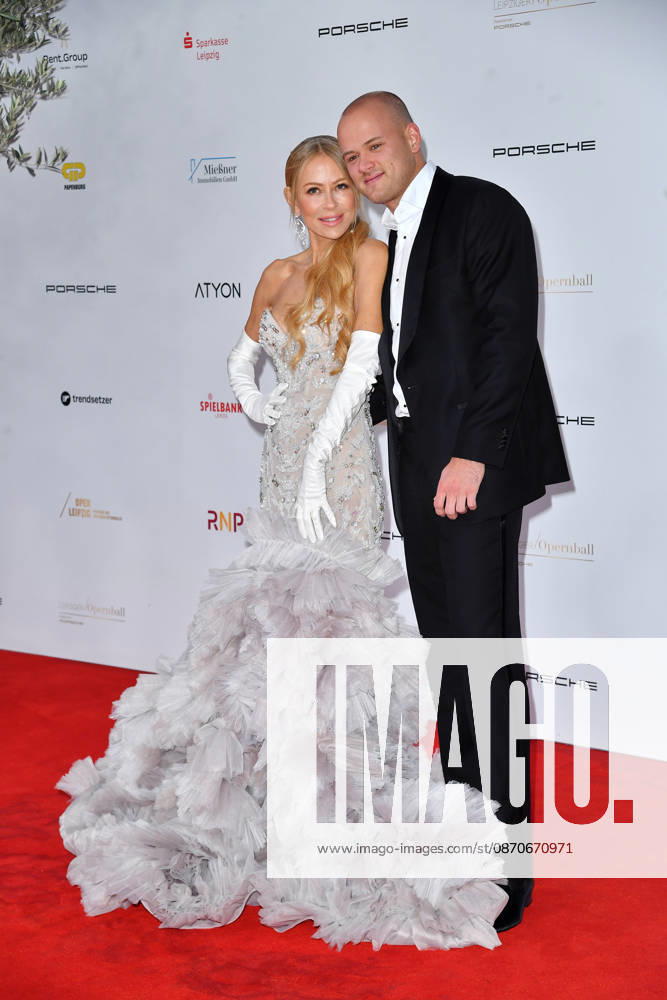 Jenny Elvers mit Sohn Paul Jolig beim Leipziger Opernball 2026 in der Oper Leipzig am 24.10.2026