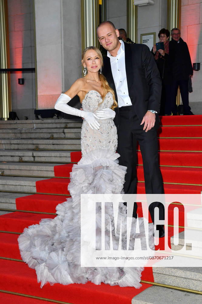 Jenny Elvers mit Sohn Paul Jolig beim Leipziger Opernball 2026 in der Oper Leipzig am 24.10.2026