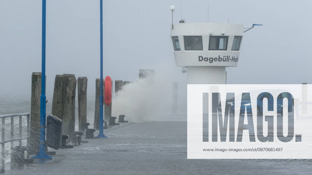 Sturmtief Manja ist in Norddeutschland und zeigt ihre Macht. Mit orkanartigen Böen trifft sie vor allem die Nordseeküste. Viele Reisende wurden in Dagebüll vom Sturm überrascht. Das Meer peitscht über den Hafenanleger, dazu Starkregen in Sekunden ist man komplett durchnässt. Über einen Meter hohe Wellen lassen den Hafenanleger teilweise überfluten. Noch fährt die Fähre zu den Nordseeinseln Föhr (Wyk auf Föhr) und Amrum (Wittdün). Mit Einschränkungen ist jedoch zu rechnen. Der Wind soll am Nachmittag Orkanstärke erreichen. Dagebüll Schleswig-Holstein Deutschland