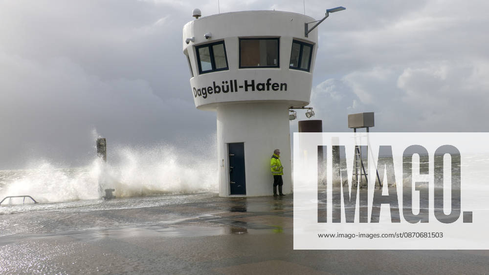 Sturmtief Manja ist in Norddeutschland und zeigt ihre Macht. Mit orkanartigen Böen trifft sie vor allem die Nordseeküste. Viele Reisende wurden in Dagebüll vom Sturm überrascht. Das Meer peitscht über den Hafenanleger, dazu Starkregen in Sekunden ist man komplett durchnässt. Über einen Meter hohe Wellen lassen den Hafenanleger teilweise überfluten. Noch fährt die Fähre zu den Nordseeinseln Föhr (Wyk auf Föhr) und Amrum (Wittdün). Mit Einschränkungen ist jedoch zu rechnen. Der Wind soll am Nachmittag Orkanstärke erreichen. Dagebüll Schleswig-Holstein Deutschland