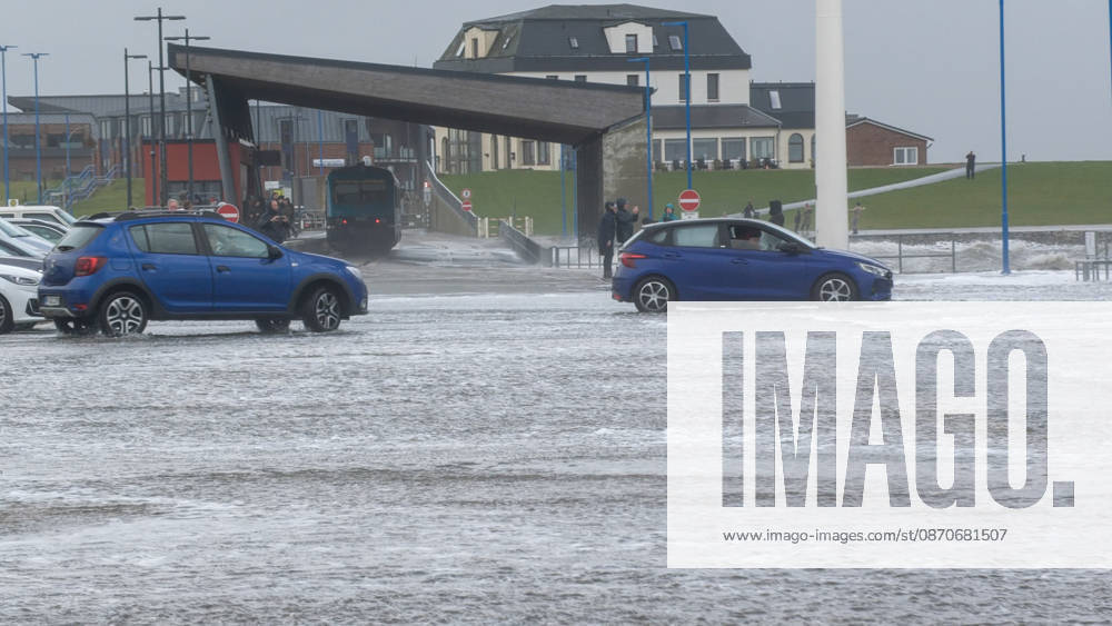 Sturmtief Manja ist in Norddeutschland und zeigt ihre Macht. Mit orkanartigen Böen trifft sie vor allem die Nordseeküste. Viele Reisende wurden in Dagebüll vom Sturm überrascht. Das Meer peitscht über den Hafenanleger, dazu Starkregen in Sekunden ist man komplett durchnässt. Über einen Meter hohe Wellen lassen den Hafenanleger teilweise überfluten. Noch fährt die Fähre zu den Nordseeinseln Föhr (Wyk auf Föhr) und Amrum (Wittdün). Mit Einschränkungen ist jedoch zu rechnen. Der Wind soll am Nachmittag Orkanstärke erreichen. Dagebüll Schleswig-Holstein Deutschland