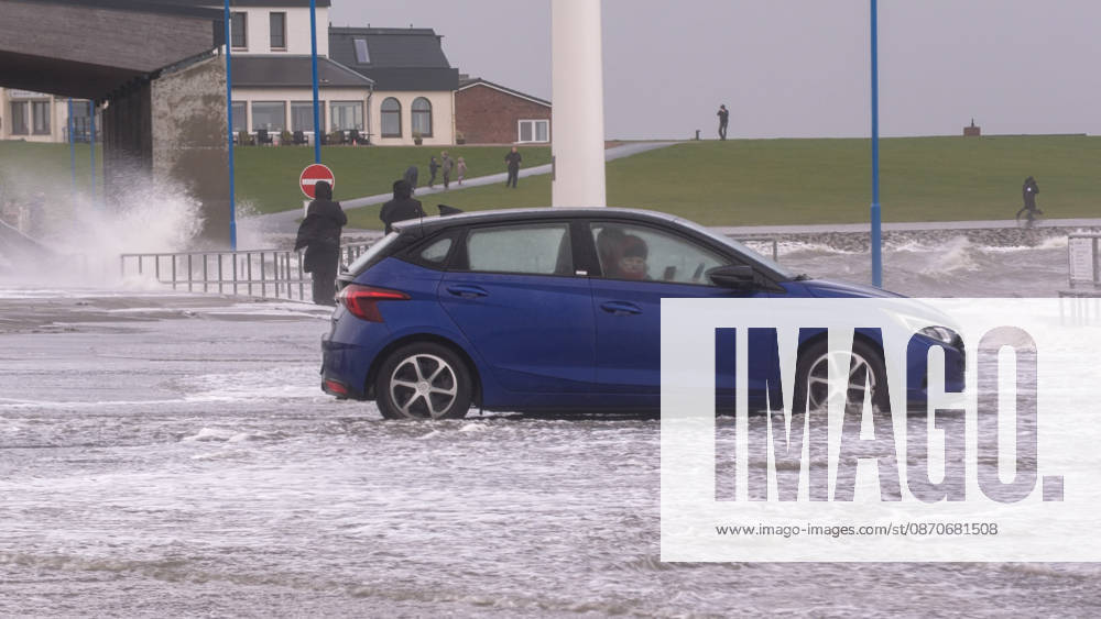 Sturmtief Manja ist in Norddeutschland und zeigt ihre Macht. Mit orkanartigen Böen trifft sie vor allem die Nordseeküste. Viele Reisende wurden in Dagebüll vom Sturm überrascht. Das Meer peitscht über den Hafenanleger, dazu Starkregen in Sekunden ist man komplett durchnässt. Über einen Meter hohe Wellen lassen den Hafenanleger teilweise überfluten. Noch fährt die Fähre zu den Nordseeinseln Föhr (Wyk auf Föhr) und Amrum (Wittdün). Mit Einschränkungen ist jedoch zu rechnen. Der Wind soll am Nachmittag Orkanstärke erreichen. Dagebüll Schleswig-Holstein Deutschland