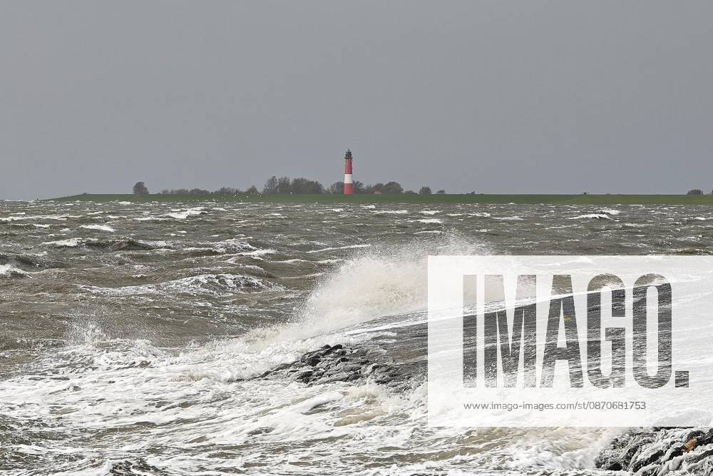 Pellworm, Schleswig-Holstein, Deutschland, 25.10.2026: Sturm an der Nordsee: Leuchtturm vom Tiefwasseranleger aus gesehen.