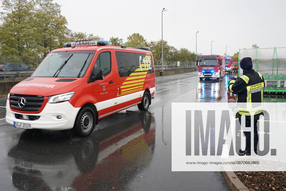 Mit Blaulicht und Martinshorn rückten die Einsatzkräfte an - Rüsselsheim 25.10.2026: Gemeinsame Großübung der Kreisjugendfeuerwehren