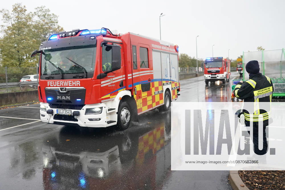 Mit Blaulicht und Martinshorn rückten die Einsatzkräfte an - Rüsselsheim 25.10.2026: Gemeinsame Großübung der Kreisjugendfeuerwehren