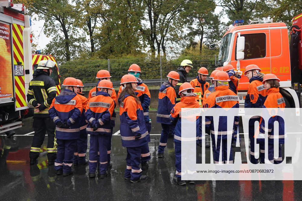 Jugendfeuerwehr Büttelborn versammelt sich und bespricht den Einsatz - Rüsselsheim 25.10.2026: Gemeinsame Großübung der Kreisjugendfeuerwehren