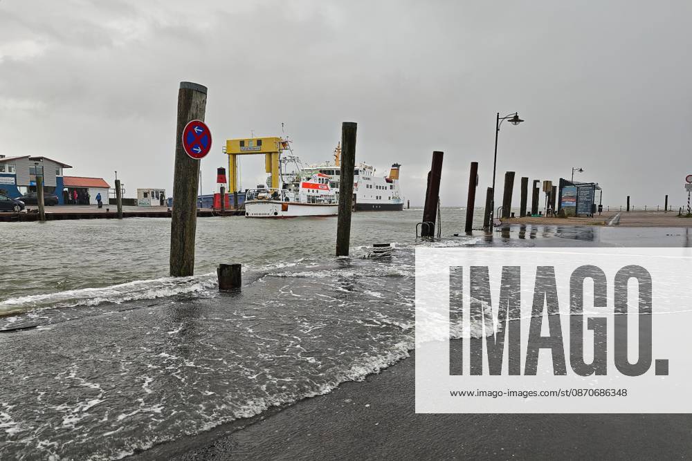 Nordstrand bei Husum, Schleswig-Holstein, Deutschland, 25.10.2026: Sturm an der Nordsee: Am Hafen Strucklahnungshörn, wo die Fähre nach Pellworm abfährt, ist durch das Hochwasser die Kaimauer und ein Teil der Befestigung überflutet.