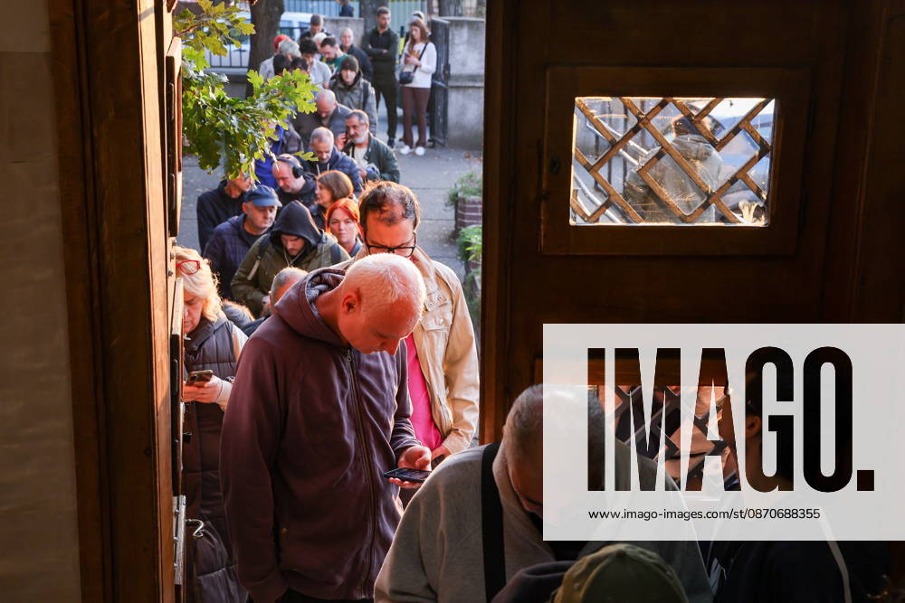 SERBIA, BELGRADE - OCTOBER 25, 2026: People queue at a polling station during the 2026 Serbian parliamentary election. On 25 October, the Serbs went to the polls to elect members of the country s unicameral parliament, Narodna Skupshtina. Alexander Ryumin TASS 99953839