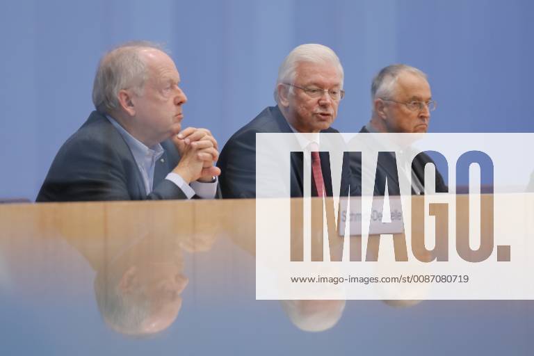 Staatssekretär a. D. Klaus-Peter Schmidt-Deguelle, Ministerpräsident a. D. Roland Koch, Bundesminister a. D. Hans Eichel, Deutschland, Berlin, Bundespressekonferenz, Thema: Bilanz des Europa-Aufrufes
