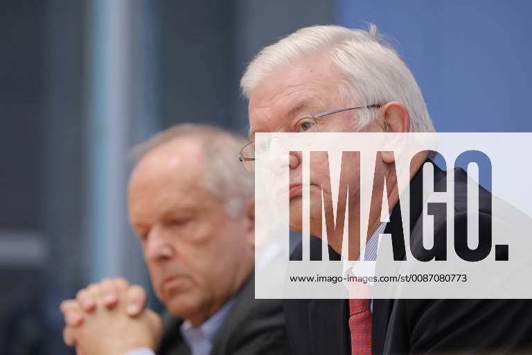 Staatssekretär a. D. Klaus-Peter Schmidt-Deguelle, Ministerpräsident a. D. Roland Koch, Deutschland, Berlin, Bundespressekonferenz, Thema: Bilanz des Europa-Aufrufes
