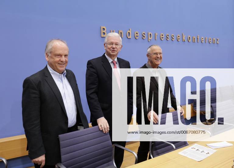 Staatssekretär a. D. Klaus-Peter Schmidt-Deguelle, Ministerpräsident a. D. Roland Koch, Bundesminister a. D. Hans Eichel, Deutschland, Berlin, Bundespressekonferenz, Thema: Bilanz des Europa-Aufrufes