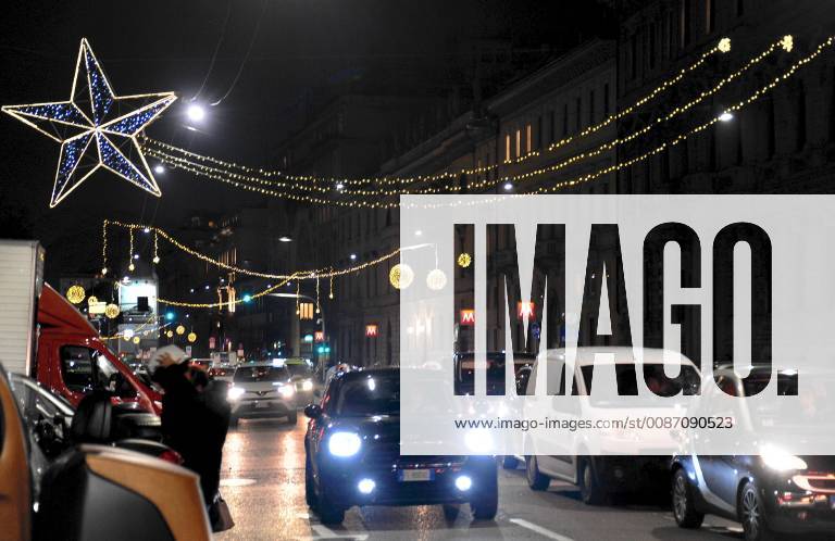 Illuminations and traffic in Corso Buenos Aires (Maurizio Maule, Milan - 2018-11-27) p.s. la foto e utilizzabile nel rispetto del contesto in cui e stata scattata, e senza intento diffamatorio del decoro delle persone rappresentate