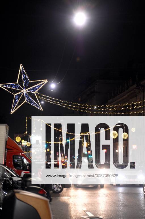 Illuminations and traffic in Corso Buenos Aires (Maurizio Maule, Milan - 2018-11-27) p.s. la foto e utilizzabile nel rispetto del contesto in cui e stata scattata, e senza intento diffamatorio del decoro delle persone rappresentate